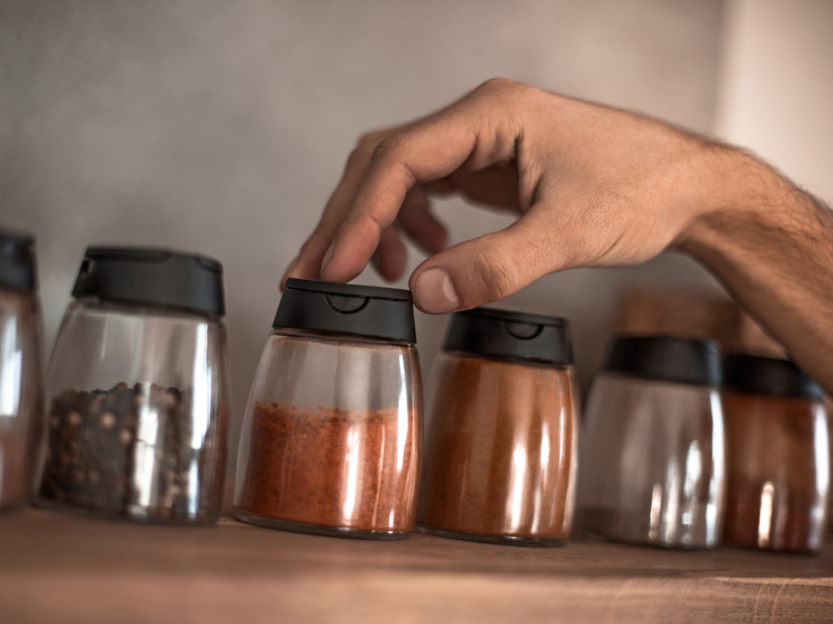 Spice Containers Pose Contamination Risk During Food Preparation