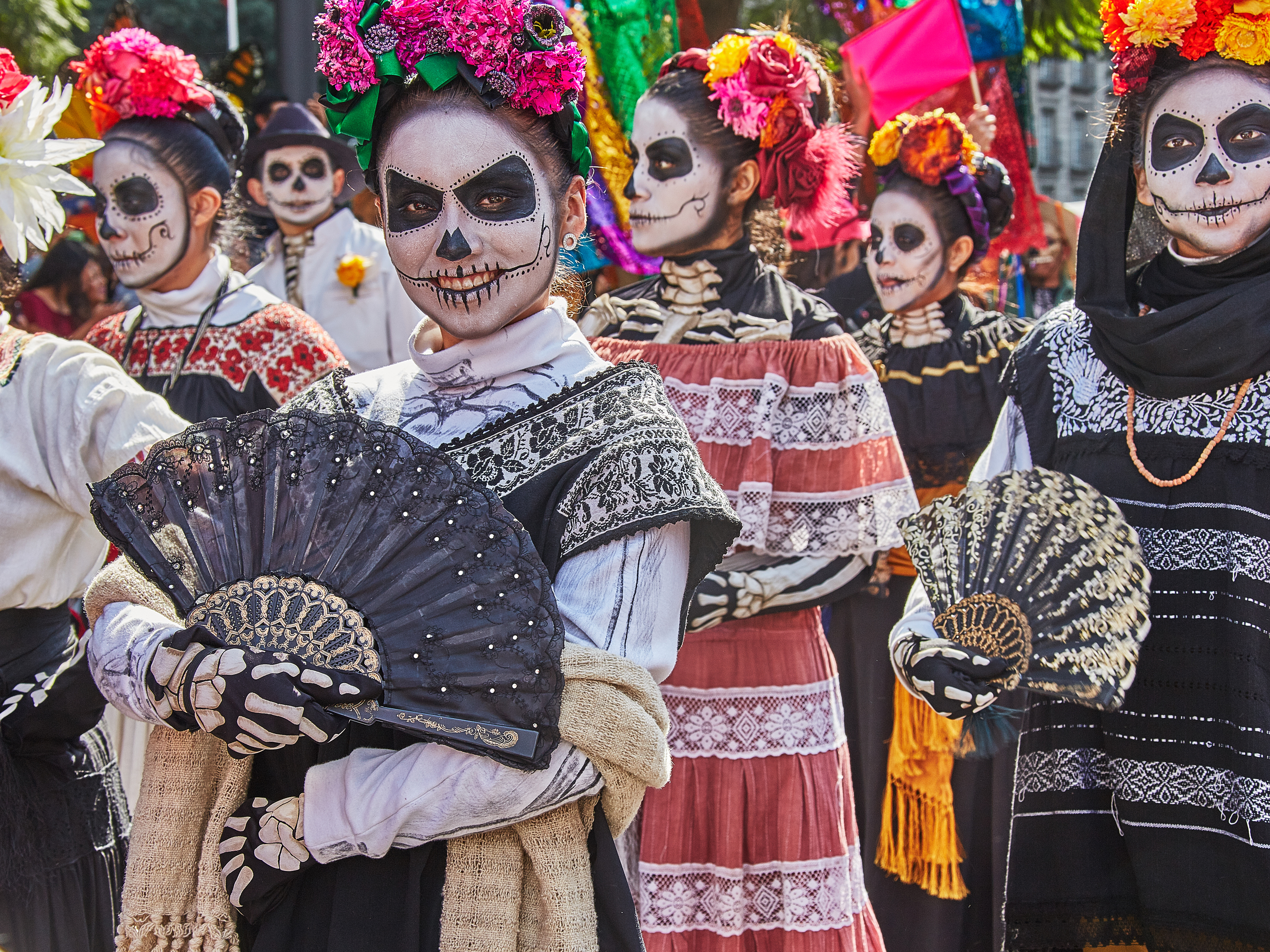 Актуальность дня мертвых. Диа де Лос Муэртос. Dia de los muertos Мексика. Dia de los muertos фестиваль. Dia de los muertos праздник.