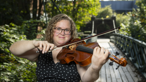 Laura Palm playing the violin