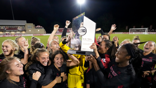 he Scarlet Knights women’s soccer team rejoices after taking the Big Ten Championship with the team’s defeat of Illinois, 3–0, on October 23. 