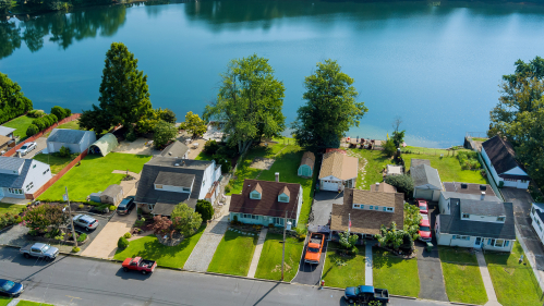 A photo of New Jersey homes in Sayreville on a pond.