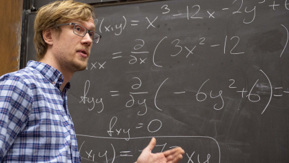 Mathematics postdoc Jacek Cyranka teaches fluid dynamics in Calculus II class.