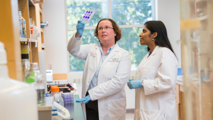 Eileen White working in her laboratory.