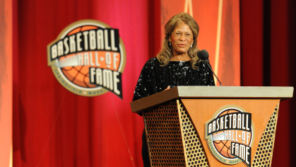 Vivian Stringer at Naismith Basketball Hall of Fame induction 