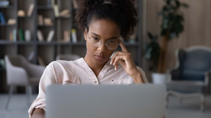 Women working at a comptur