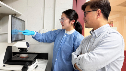 Rutgers neuroscientists Peng Jiang (at right) and Mengmeng Jin conduct research on microglia.