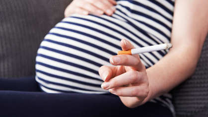 pregnant woman smokes