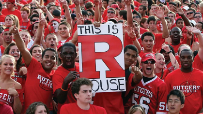 Studnts holding R House sign