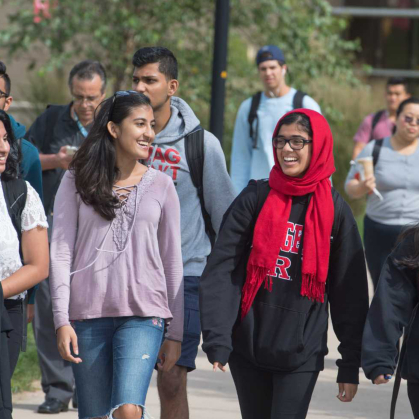 Rutgers SAS students walking on campus