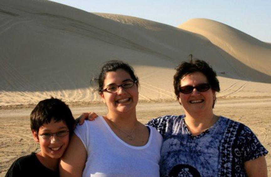 Image of Güner with her mother and brother in the desert near Ash-Shahaniyah, Qatar.