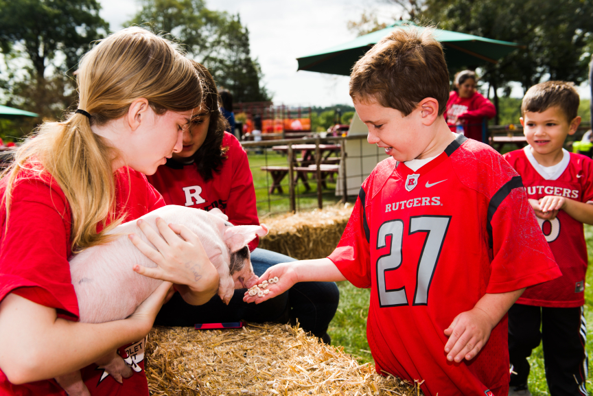 kids at petting zoo