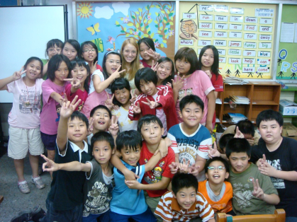Kaitlyn McGruther with her students in Taiwan