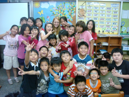 Kaitlyn McGruther with her students in Taiwan