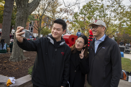 President Holloway takes selfies with students at Excellence fest