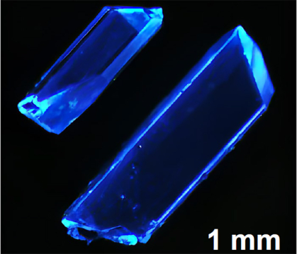 Two blue crystals arranged diagonally, the top one smaller than the lower one.