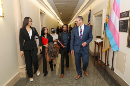 Jonathan Holloway walking with students in Washington, D.C.