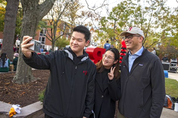 Students taking a selfie with President Holloway