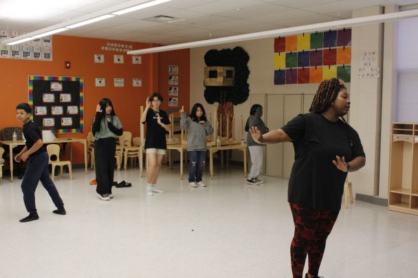 students of the AMARD&V program learning African folk dances