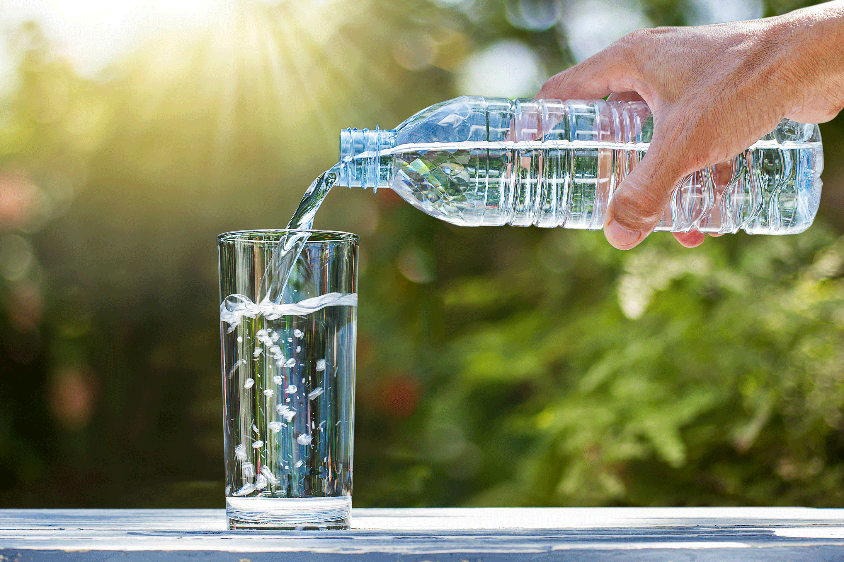 Стаканы бутылочки. Бутылка для воды. Вода из бутылки. Минеральная вода в стакане. Бутылка минералки.